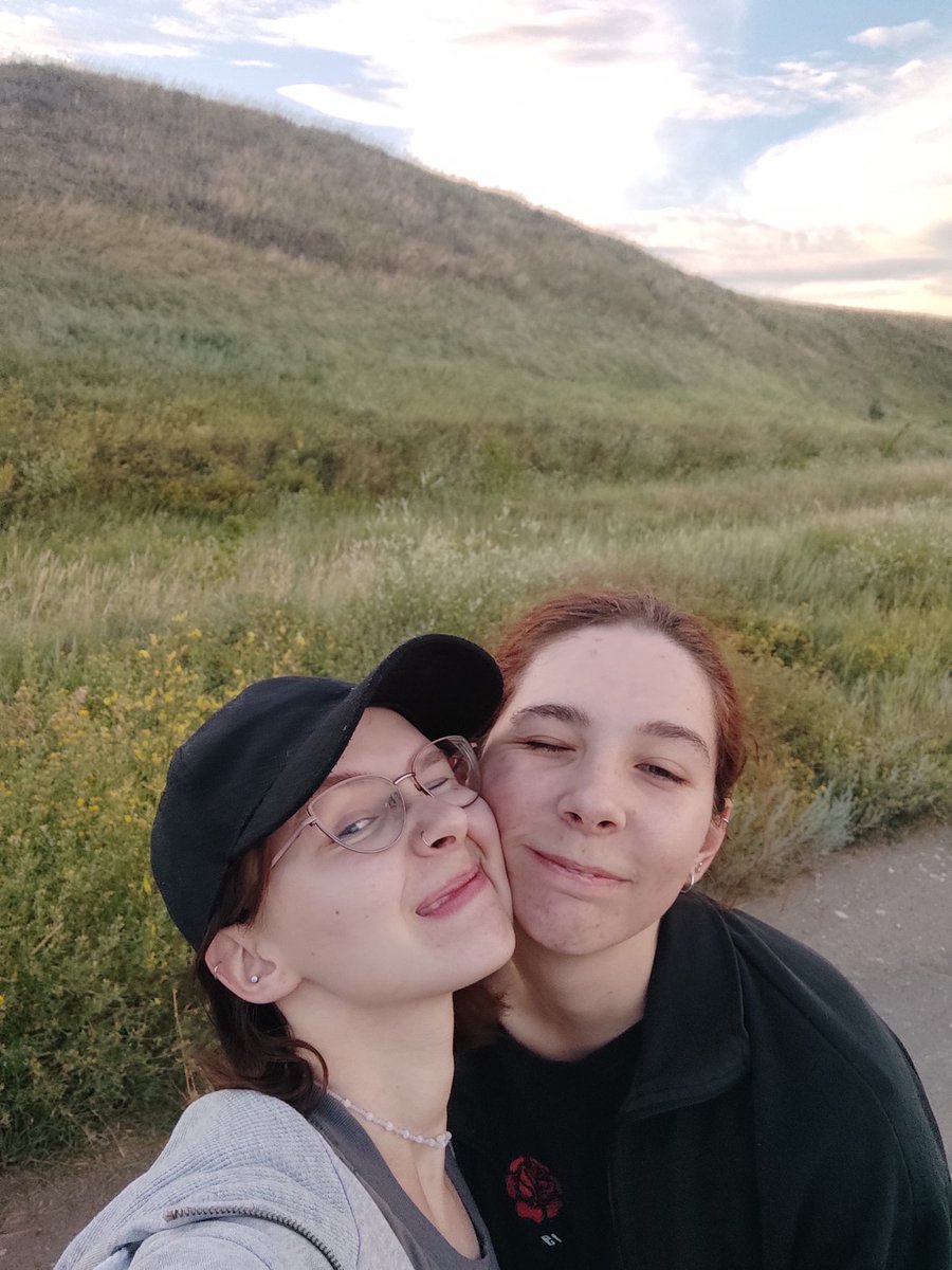 sharakeeva1's tweet photo. ни я ни Дарья не любим выставлять что-то на показ, но я считаю что иногда нужно и такое, потому что для меня и я уверена для неё тоже будет полезно. Поэтому я появилась в тви раз в хуеву тучу лет написать тред "почему это лучшее что со мной случалось" https://t.co/vE1lWmOjw7