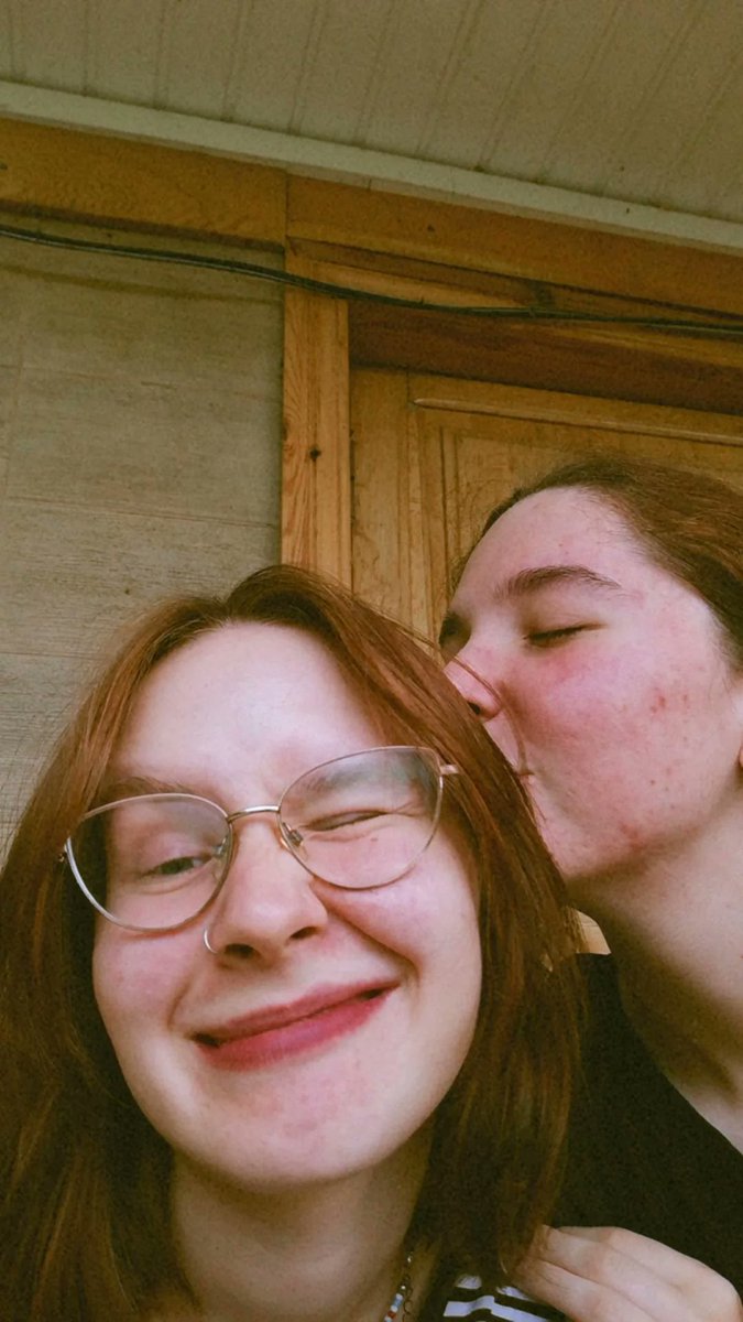 sharakeeva1's tweet photo. ни я ни Дарья не любим выставлять что-то на показ, но я считаю что иногда нужно и такое, потому что для меня и я уверена для неё тоже будет полезно. Поэтому я появилась в тви раз в хуеву тучу лет написать тред "почему это лучшее что со мной случалось" https://t.co/vE1lWmOjw7
