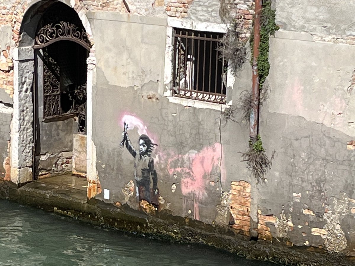 JonnaOdden's tweet photo. Street Art of the Week: (big thanks to my wonderful Mom for taking these pics of Banksy’s work in Italy!) #Banksy #BanksyItaly https://t.co/JhmgWbw7C8