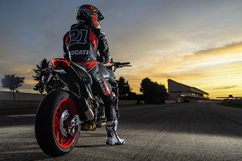 Bikes_Catalog's tweet photo. 2021 Ducati Monster Plus Adventure Bike
#Ducati #MonsterPlus #AdventureBike https://t.co/iuIYKy9rAQ