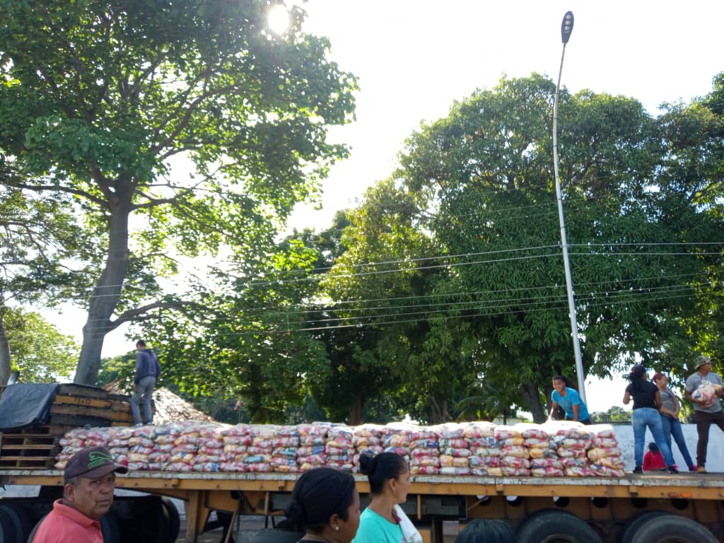 MinAlimenVen's tweet photo. #Bolívar | Jornada de Atención Integral atendió con la entrega de Combos #CLAP a 1.110 familias del punto y círculo de la Base de Misiones "Sueño Bolivariano", ubicada en Caicara del Orinoco 
#AlimentarEsVencer https://t.co/6nYbR32xdV
