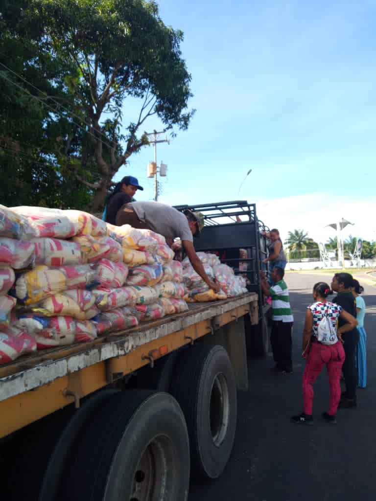 MinAlimenVen's tweet photo. #Bolívar | Jornada de Atención Integral atendió con la entrega de Combos #CLAP a 1.110 familias del punto y círculo de la Base de Misiones "Sueño Bolivariano", ubicada en Caicara del Orinoco 
#AlimentarEsVencer https://t.co/6nYbR32xdV