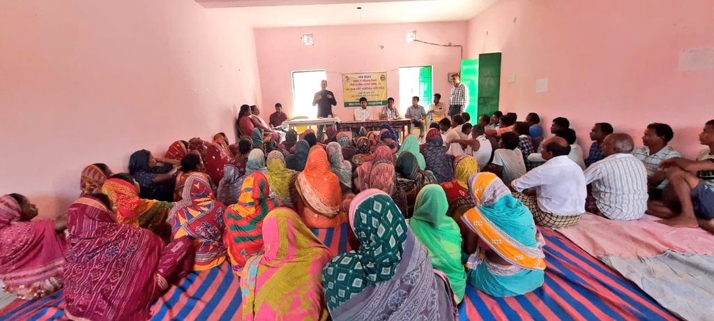 DFOJharsuguda's tweet photo. #experts from  Project Management Unit(PMU) under #OFSDP_II visited  #lemongrass Cultivation clusters for planning on #Value addition,#Marketing and #livelihood initiatives of #VSS villages under  different Ranges.
#JFMC 
@ForestDeptt
@dm_jharsuguda https://t.co/ZQZWMK5czH