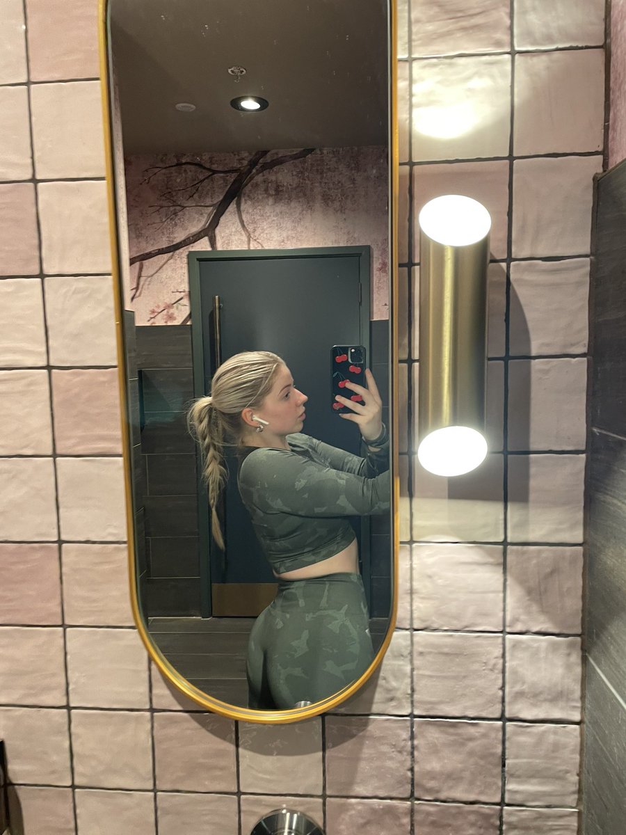 payyourgodess's tweet photo. I’ll have you on your knees begging me to take all your money and savings 

it’s payday pigs 🐷 impress me 

findom femdom finsub humanatm tribute https://t.co/Kqeg1Dt2gw