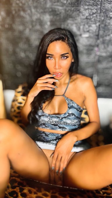 New video coming this weekend🎥🎥🎥🎥🎥🎥🎥 Wish you all lovely weekend 💋💋💋💋💋 https://t.co/9bsoViuO5g