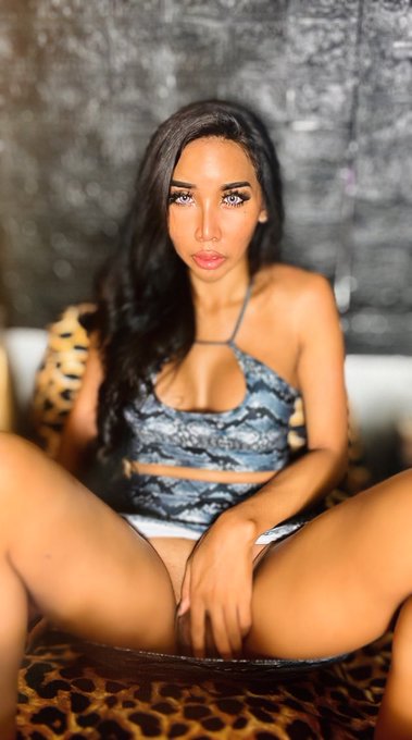 New video coming this weekend🎥🎥🎥🎥🎥🎥🎥 Wish you all lovely weekend 💋💋💋💋💋 https://t.co/9bsoViuO5g
