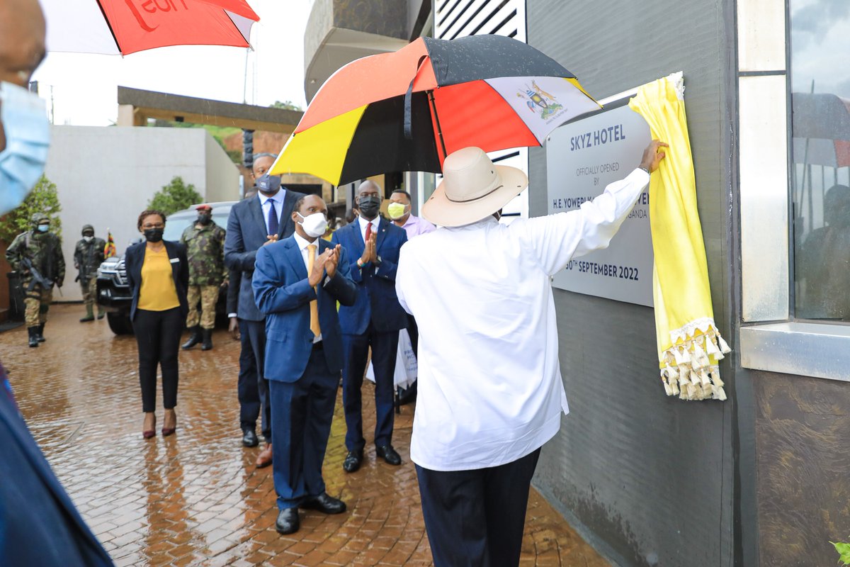 TheSimbaGroup's tweet photo. Our guest of honour, @KagutaMuseveni unveiling the plaque as we celebrated #SkyzHotelAt5 today.

#SkyzPresidentialVisit https://t.co/HN9RCH98UG