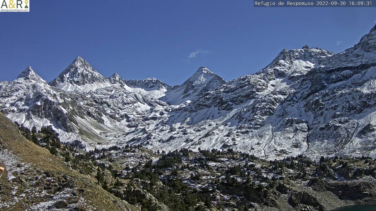 eltiempo_atv's tweet photo. Aspecto de la #nevada de las últimas horas en los #refugios del #Pirineo  #Astún a 2000 m y desde #AragüésdelPuerto foto de Ana Isabel Jiménez.
Poco durará, se acercan días de #veranillo el #VeranillodeSanMiguel del que hablaremos en el #AN2
@infonieve
@CyNPirineos 
@AEMET_Aragon https://t.co/Rp0ZNH0dHZ