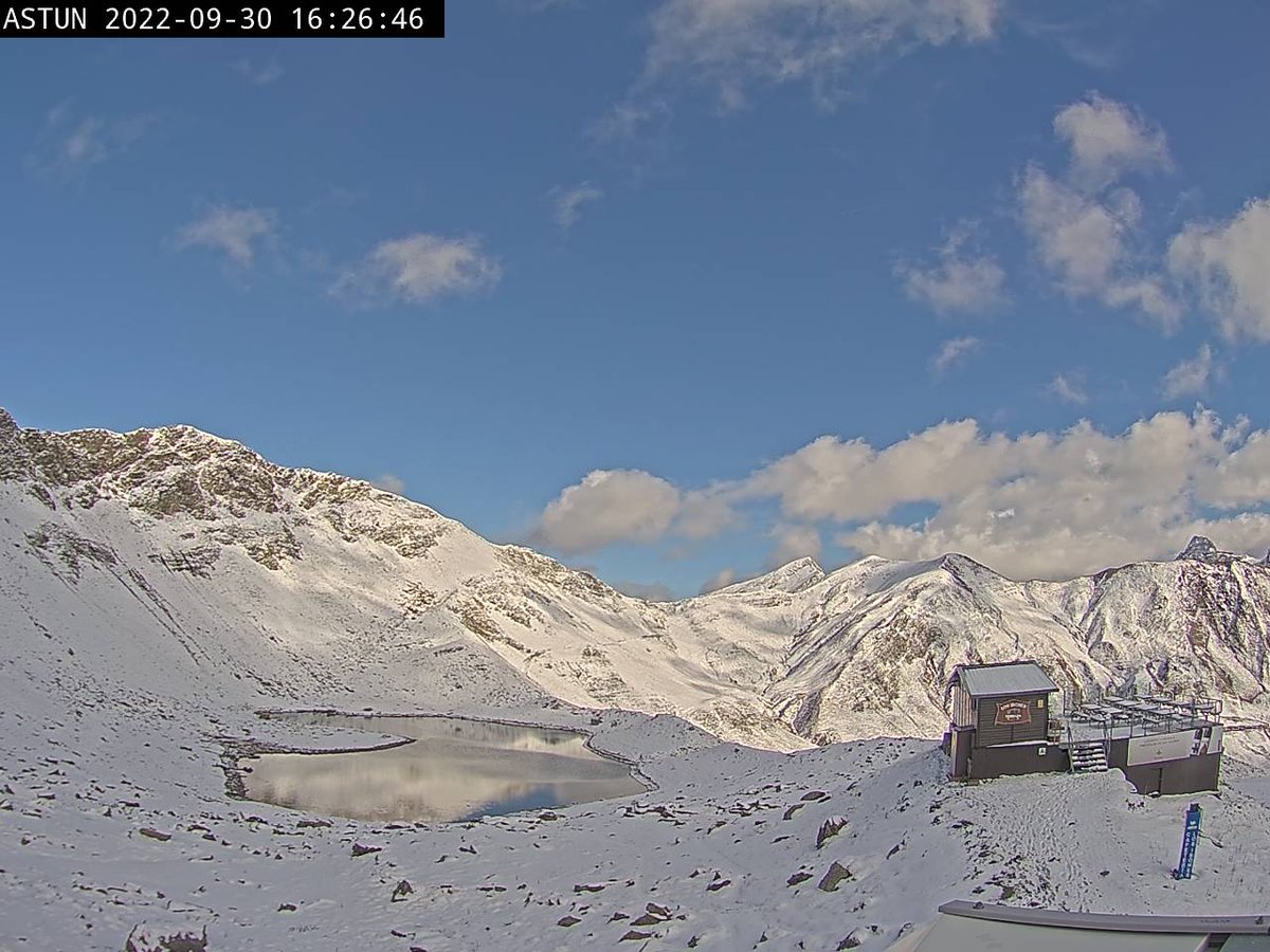 eltiempo_atv's tweet photo. Aspecto de la #nevada de las últimas horas en los #refugios del #Pirineo  #Astún a 2000 m y desde #AragüésdelPuerto foto de Ana Isabel Jiménez.
Poco durará, se acercan días de #veranillo el #VeranillodeSanMiguel del que hablaremos en el #AN2
@infonieve
@CyNPirineos 
@AEMET_Aragon https://t.co/Rp0ZNH0dHZ
