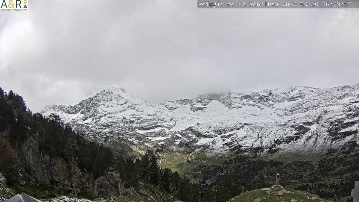eltiempo_atv's tweet photo. Aspecto de la #nevada de las últimas horas en los #refugios del #Pirineo  #Astún a 2000 m y desde #AragüésdelPuerto foto de Ana Isabel Jiménez.
Poco durará, se acercan días de #veranillo el #VeranillodeSanMiguel del que hablaremos en el #AN2
@infonieve
@CyNPirineos 
@AEMET_Aragon https://t.co/Rp0ZNH0dHZ