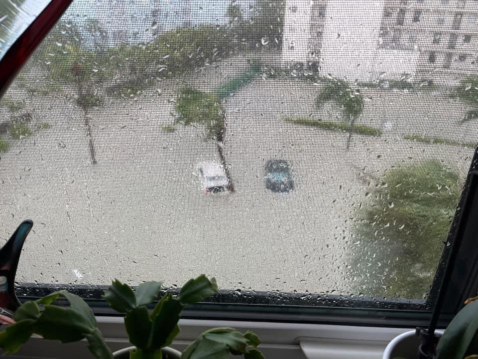 jnd1994's tweet photo. Pictures from right outside our condo and our street/neighborhood 😭😭 #fortmyersbeach #hurricaneian https://t.co/jFugCkMZqf