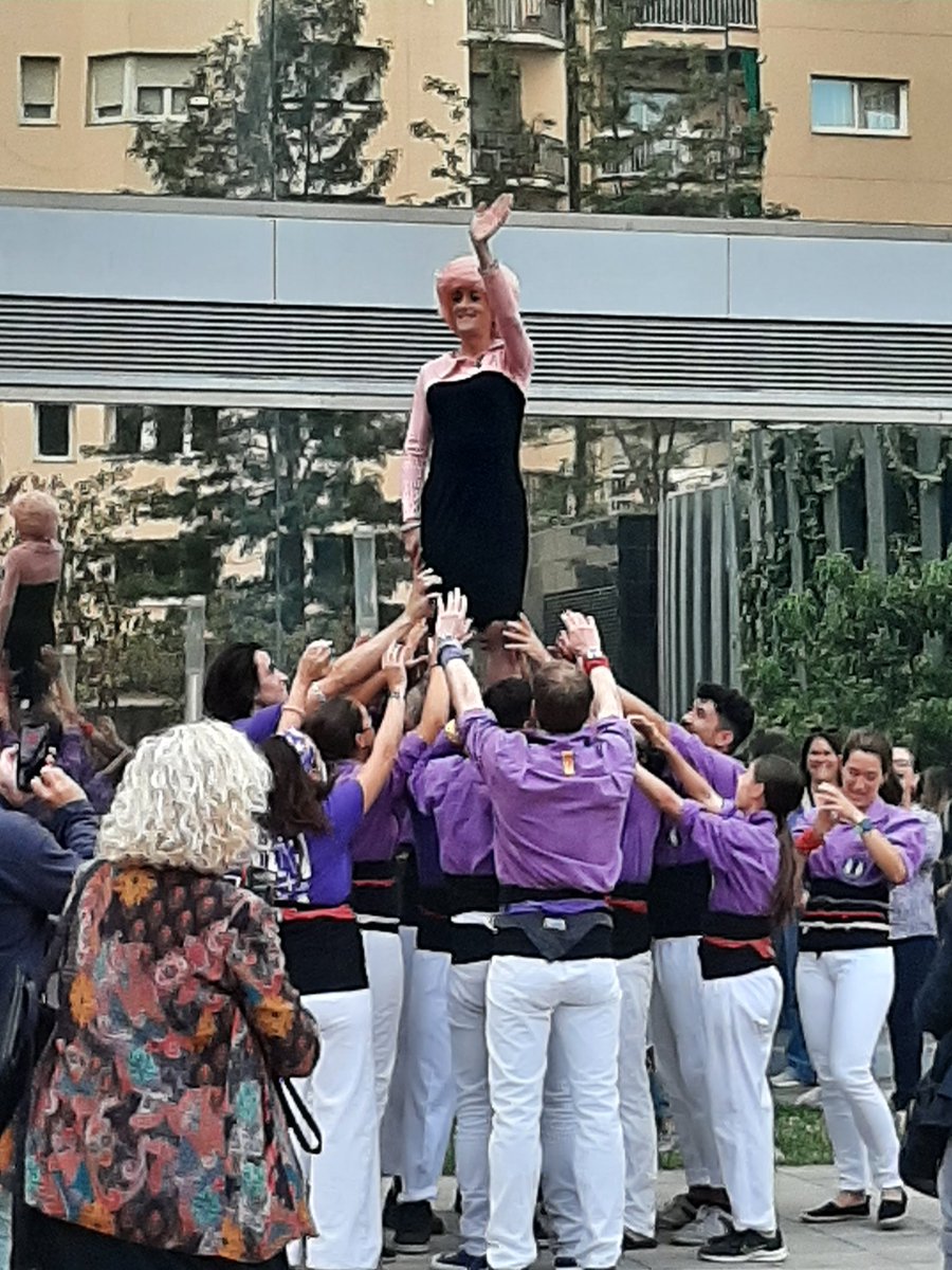 El barri veí està de festa major i tenen la millor pregonera i... anxaneta! Visca la festa, visca els barris i visca la cultura!!