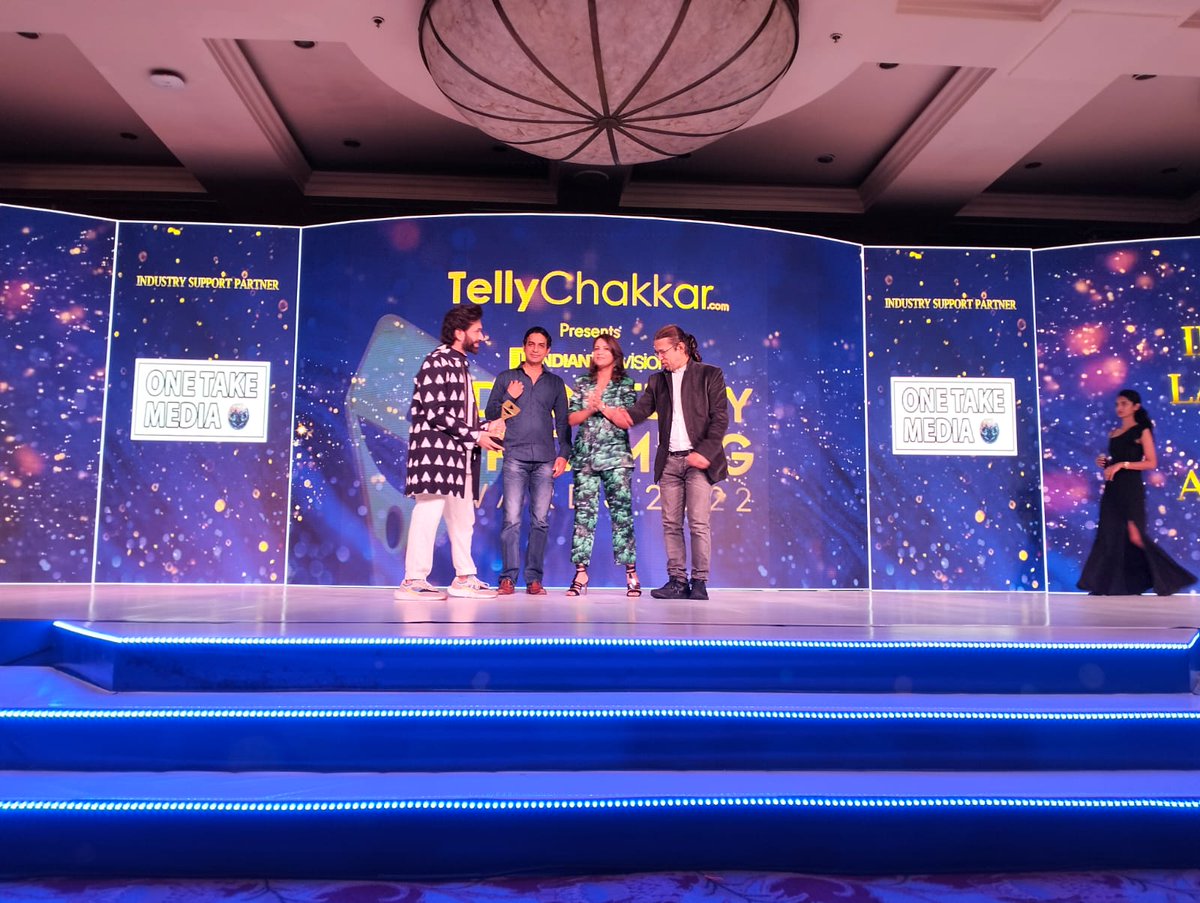 ITVNewz's tweet photo. The Award for Fan Favorite Jodi goes to @NakuulMehta & @anyasinghoff for #NeverKissYourBestFriend Season 2 (ZEE5) At #ITSA2022 Presented By #AnilWanvari https://t.co/HnLOU3nnYv