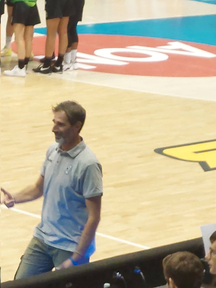 Presència gironina en la primera semifinal de la Lliga Catalana.
El <a href="/sedisbasquet/">AE Sedis Bàsquet</a> de <a href="/geobahi/">Georgina Bahí</a> i <a href="/juuulia_12/">Júlia Soler</a> davant la <a href="/Penya1930/">Club Joventut Badalona</a> de <a href="/jvizcaino5/">Jordi Vizcaino</a>.
#LligaCAT