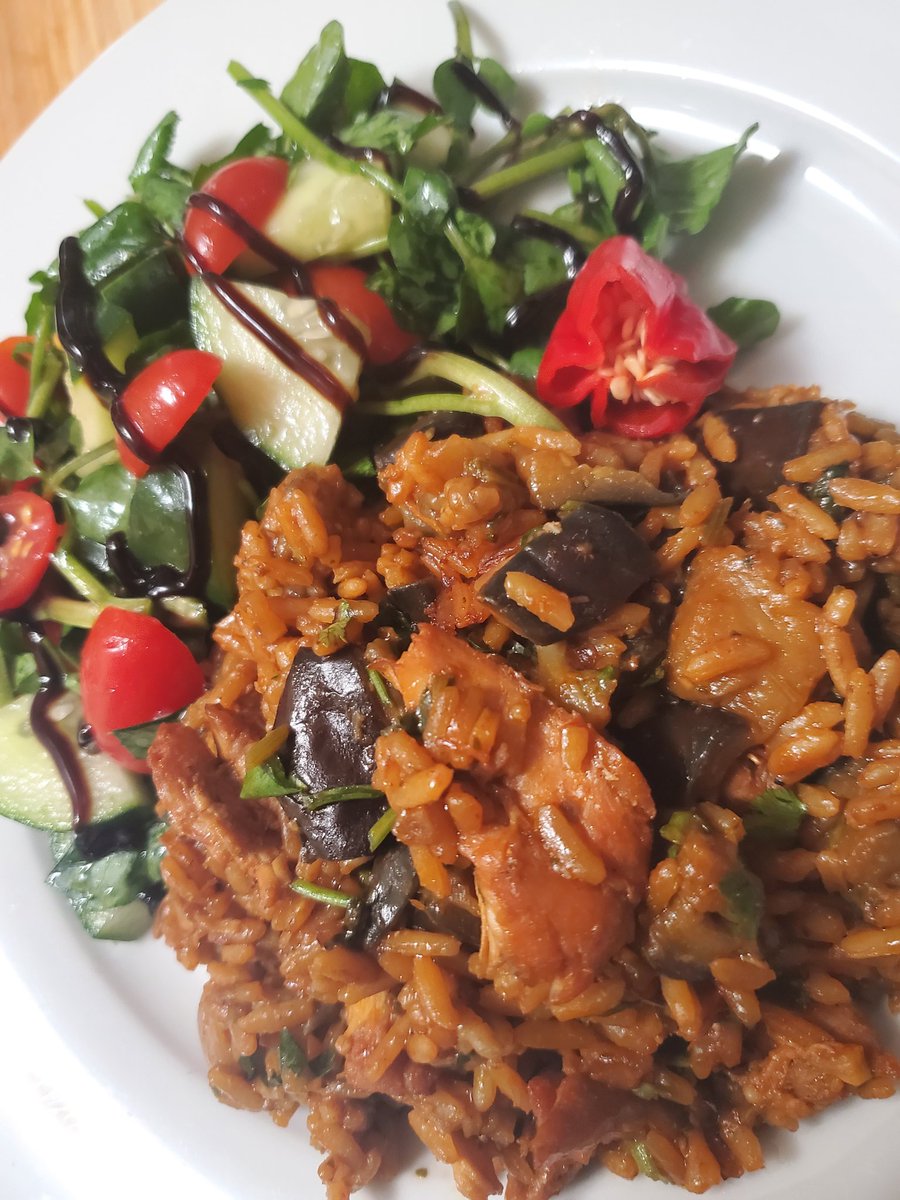 trinijazzdee's tweet image. Baigan/Eggplant rice with chicken inspired by @buhdahwee Sauteed the chicken separately. Added in the last 5mins. Used some mesquite liquid smoke in the rice (chicken too) Salad (Watercress, 🥒 cherry 🍅 s&amp;amp;p, garlic. Drizzled with balsamic glaze. Not bad at all.