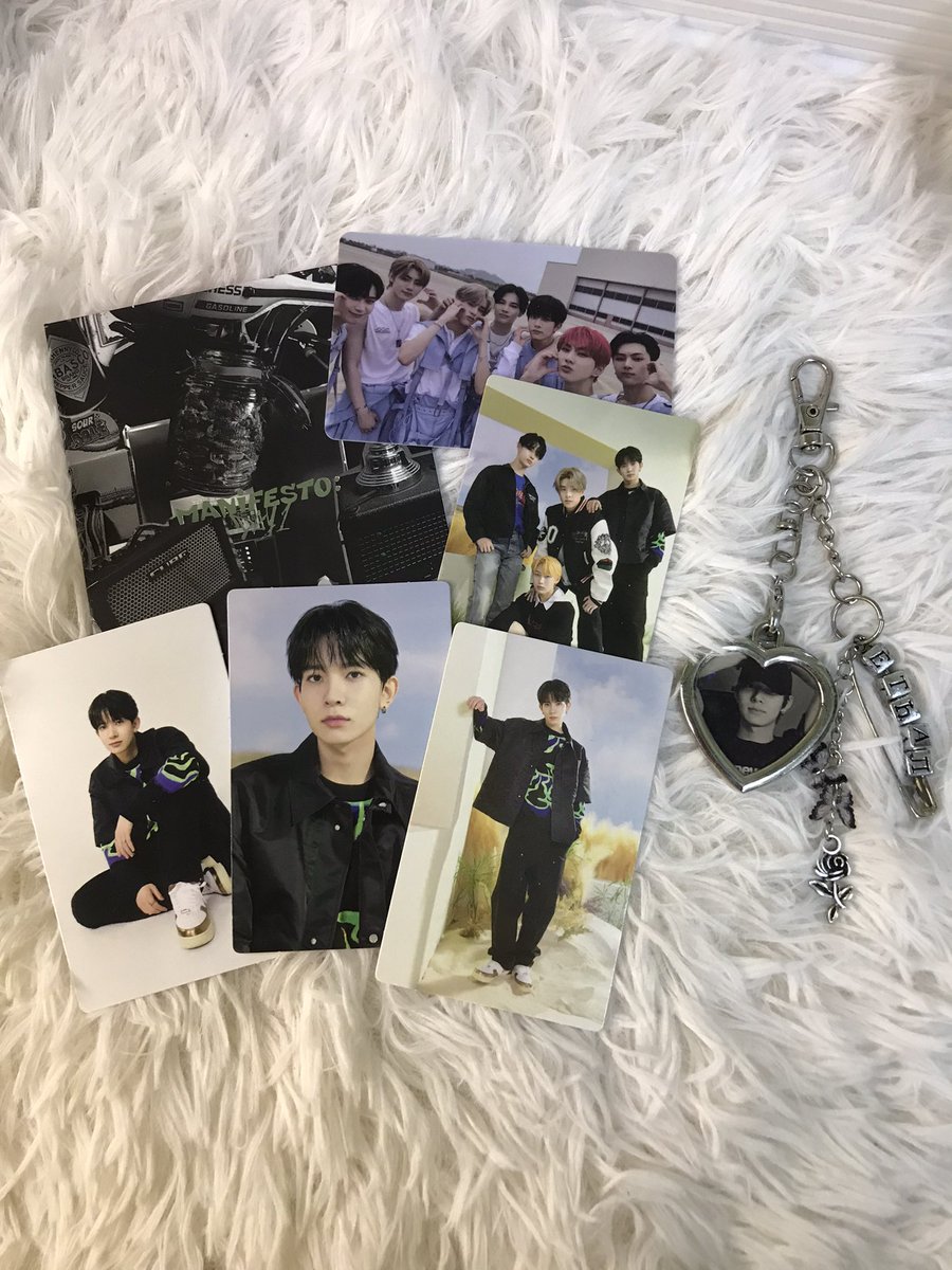 SunShine_Paw's tweet photo. 💫 giveaway heeseung birthday 💫

🖤 Photocards from world tour merch + ethan keychain + more surprise coming along♡

— rt, like, and follow me ˘⌣˘
— dateline : tba
— postage on me

goodluck everyone ♡ https://t.co/szbooP27nZ