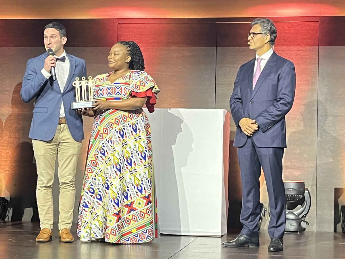 Foundation_JF's tweet photo. 🎖@youthimpactorg has accepted their Klaus J. Jacobs Best Practice Prize! Youth Impact works with governments to provide data-driven solutions to the learning crisis via highly effective and affordable, personalised support.Congratulations on a well-deserved #BestPracticePrize! https://t.co/edxPaEdTRE