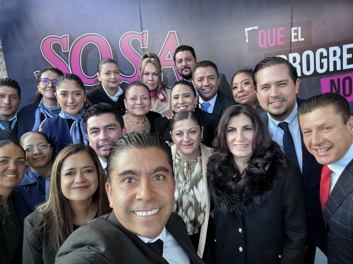 RobertSosaP's tweet photo. Continúamos trabajando para que #Corregidora siga siendo el gran #OrgulloDeQro. Hoy entregamos el #Sosa4toInforme a los regidores del H. Ayuntamiento del Municipio con los avances y logros de nuestro gobierno. Pueden consultarlo en https://t.co/GFNiY08gwJ #QueElProgresoNoPare https://t.co/9lg4wrxQ5P