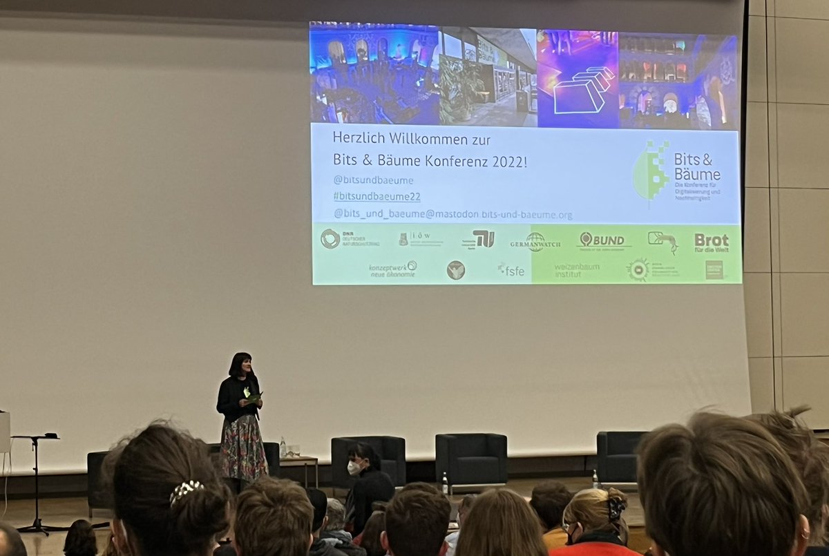 Der Hörsaal der @TUBerlin ist voll, Schlange am Eingang. Zusammenspiel von Digitalisierung und Nachhaltigkeitsthemen *das* Thema der Zukunft. 
Gerade beginnt die @bitsundbaeume 2022🌱Das Programm ist beeindruckend: fahrplan22.bits-und-baeume.org/bitsundbaeume/…