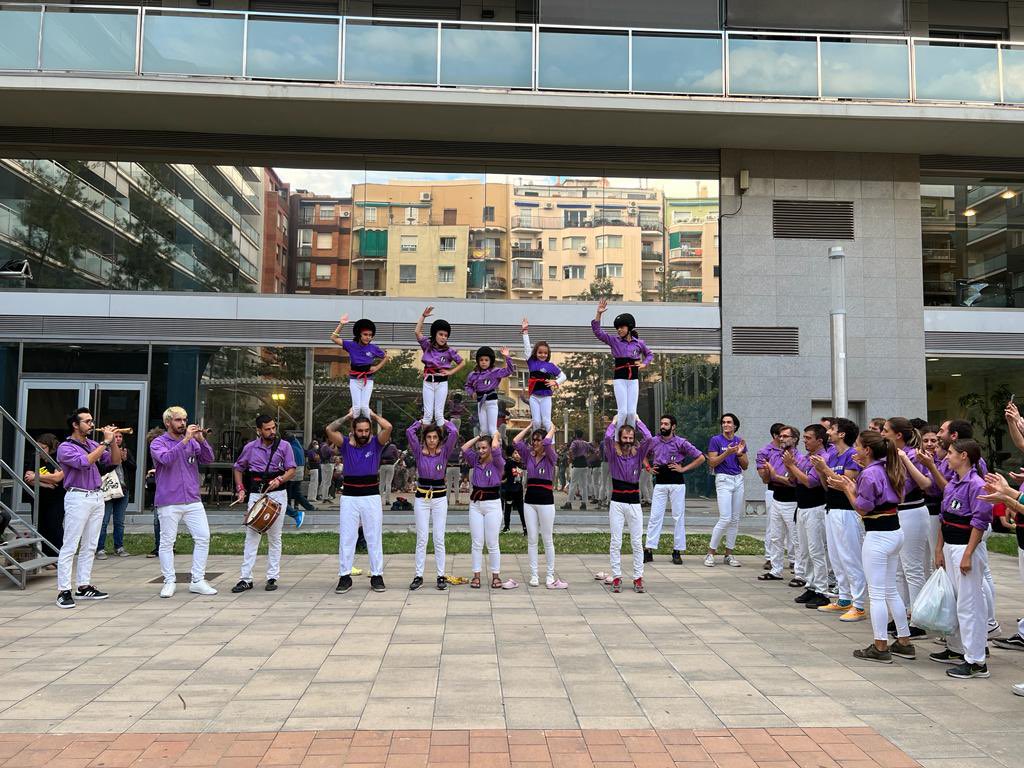 esquerdats's tweet photo. Això ja ha començat‼️
Visca la Festa Major de l’Esquerra de l’Eixample🥰
#FemBarriFemCastells #FMEsquerra
1️⃣Avui som presents al pregó d’inici💜 https://t.co/DaaXzpw1ml