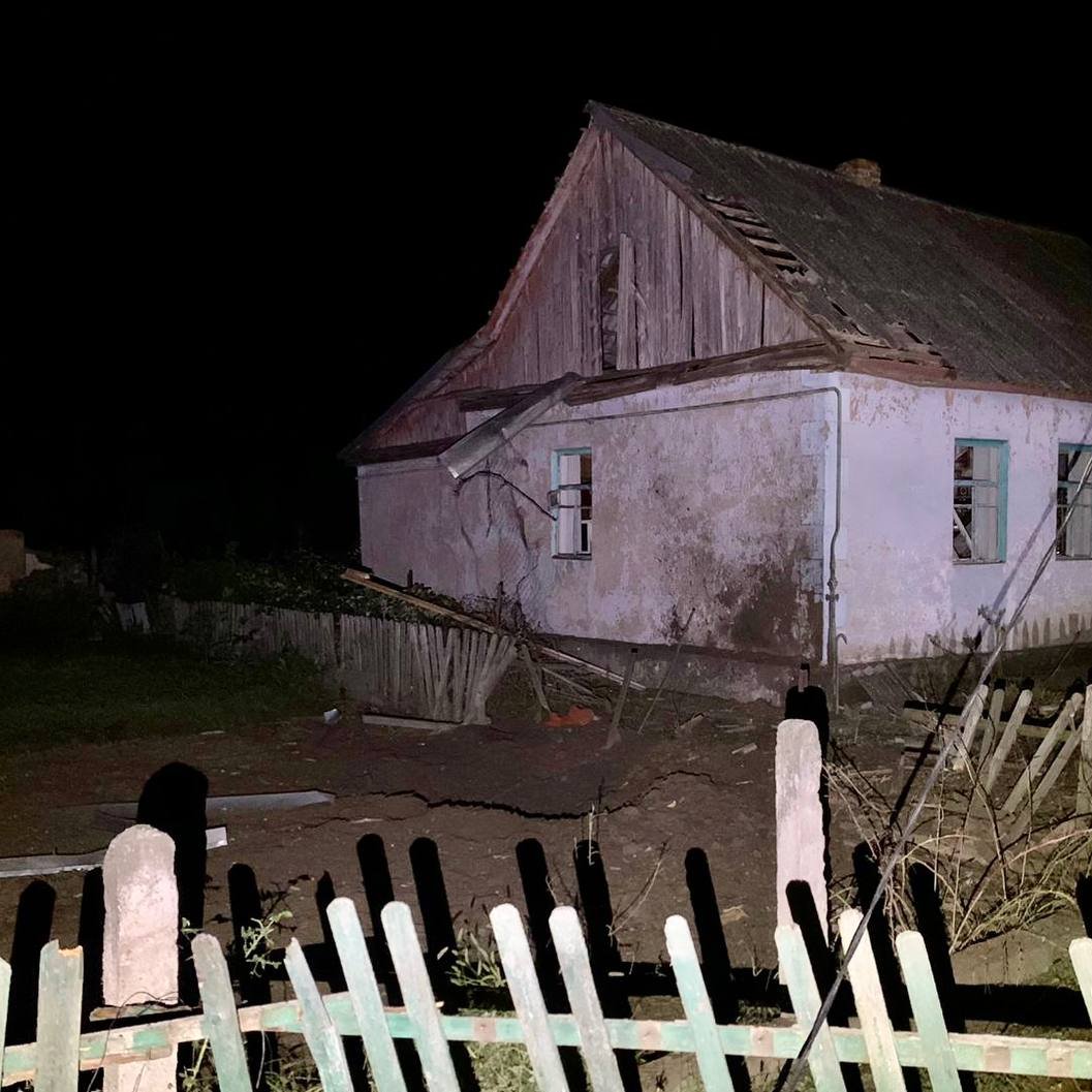 volstetsko's tweet photo. Residential areas of #Nikipol bombed by Russians last night.#ArmUkraineNow 

#RussiaIsATerroristState #BanRussianTourists https://t.co/nXsUMoEZtz