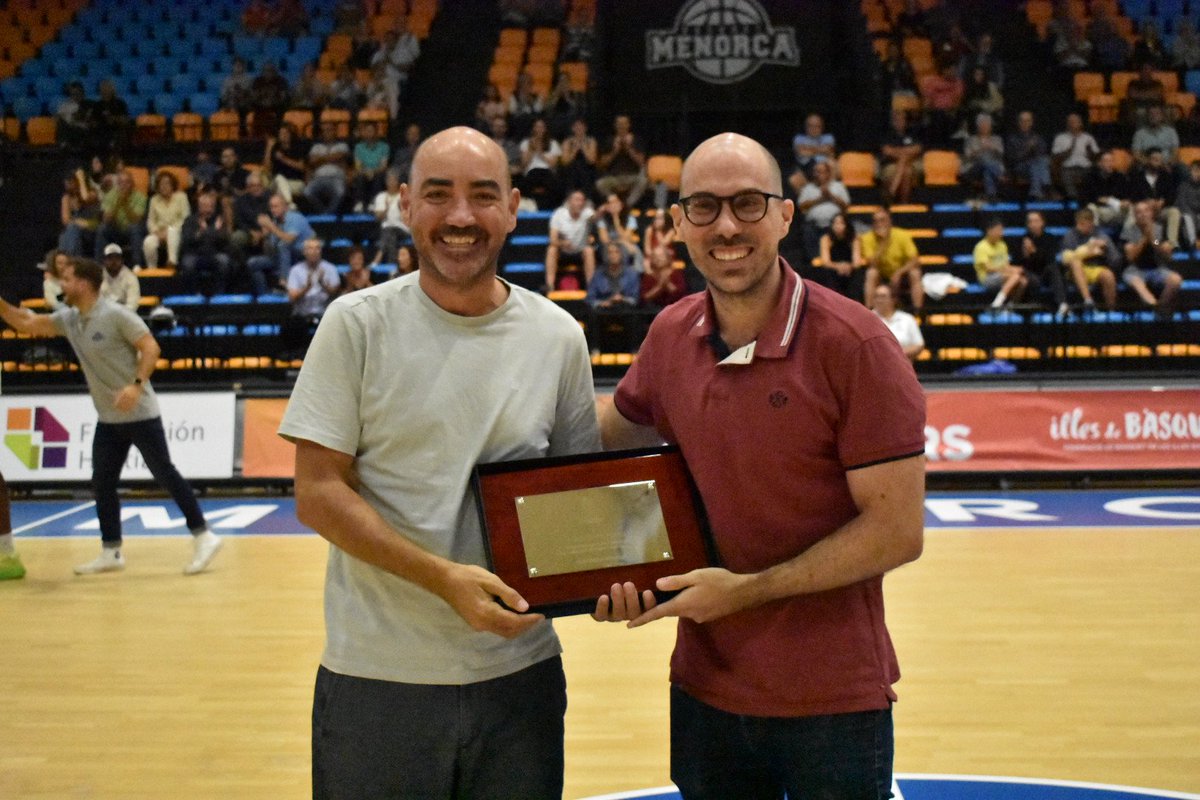 FBIBasquet's tweet photo. 🌟 Merescut reconeixement a @jordi_capo abans del primer partit del Trofeu AON per la seva tasca com a director tècnic de la FBIB (2018-2022)

🎁 Ha rebut una placa en mans del president, @juanjotalens

Gràcies, Jordi! 

#IllesDeBàsquet https://t.co/i1eW1mcJbU