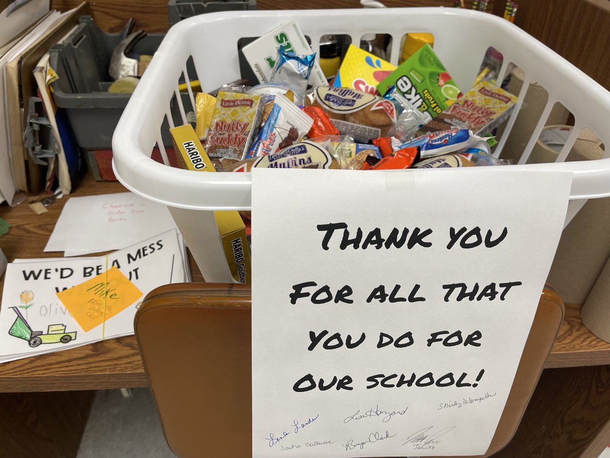 RetrieverPride's tweet photo. We ❤️ our custodians! https://t.co/4ddCnVd1ej