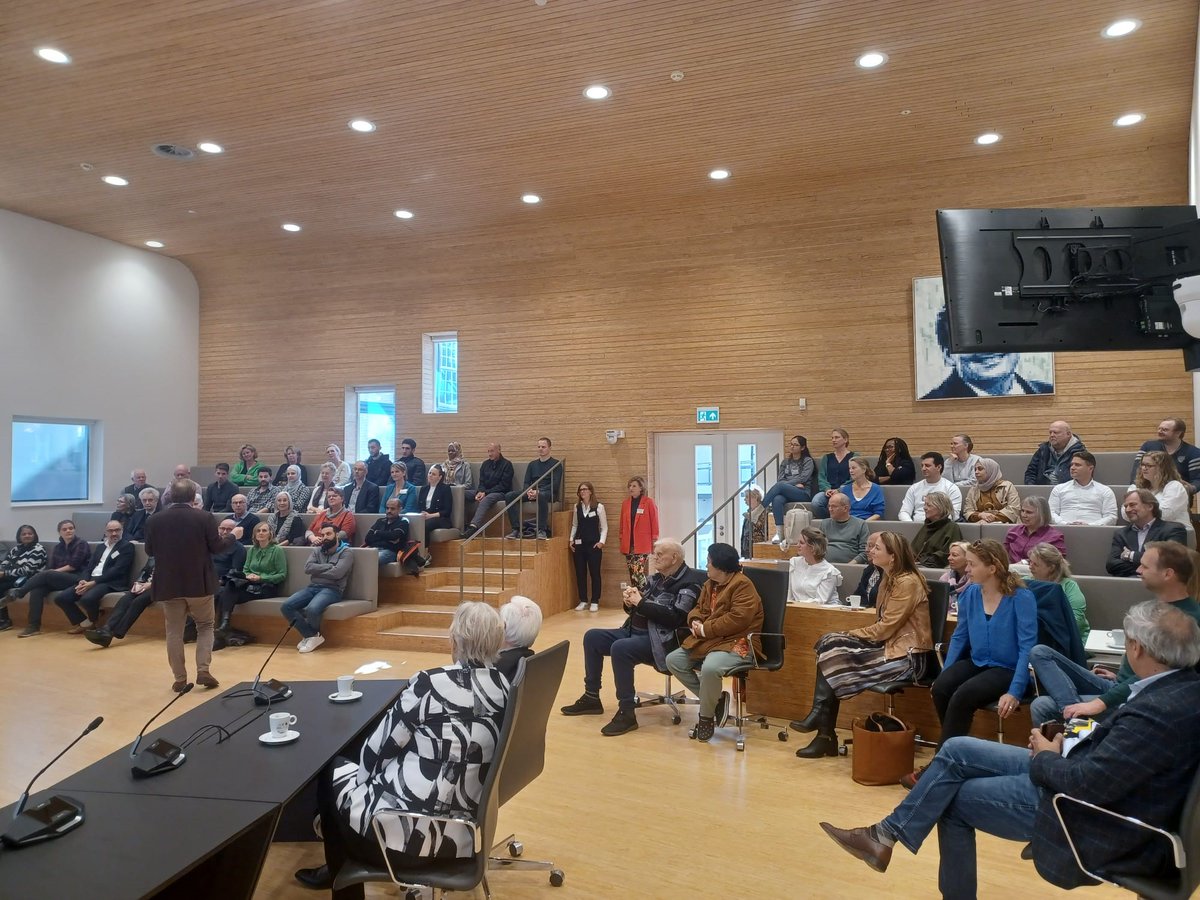 gemeentezeist's tweet photo. Wanneer zet je nu een stap binnen het gemeentehuis? Bijvoorbeeld wanneer je als nieuwe inwoner in onze gemeente komt wonen! Vandaag en volgende week zaterdag ontvangen onze wijkmanagers, verschillende collega’s en het college van B&amp;W nieuwe inwoners in het gemeentehuis; Welkom😃 https://t.co/AsGvftIhNM
