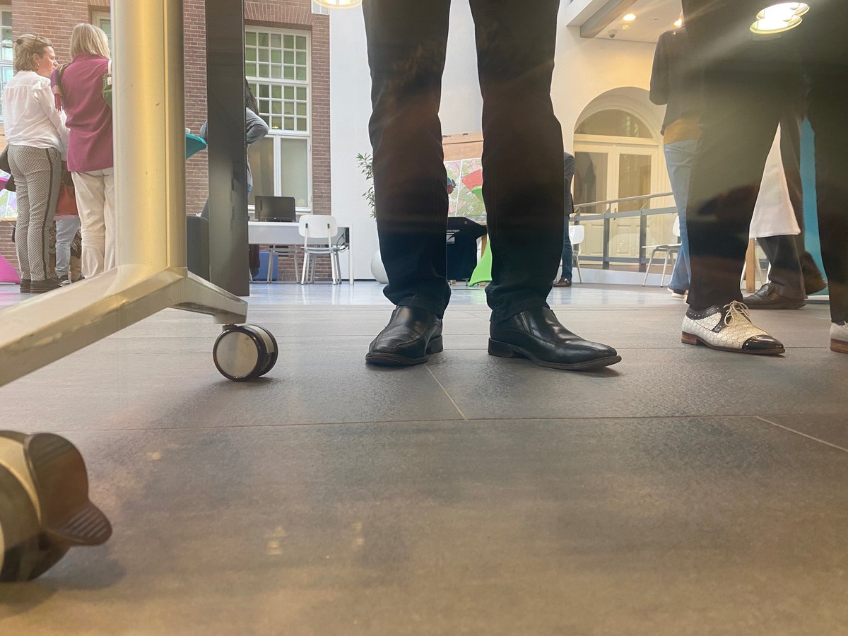 gemeentezeist's tweet photo. Wanneer zet je nu een stap binnen het gemeentehuis? Bijvoorbeeld wanneer je als nieuwe inwoner in onze gemeente komt wonen! Vandaag en volgende week zaterdag ontvangen onze wijkmanagers, verschillende collega’s en het college van B&amp;W nieuwe inwoners in het gemeentehuis; Welkom😃 https://t.co/AsGvftIhNM
