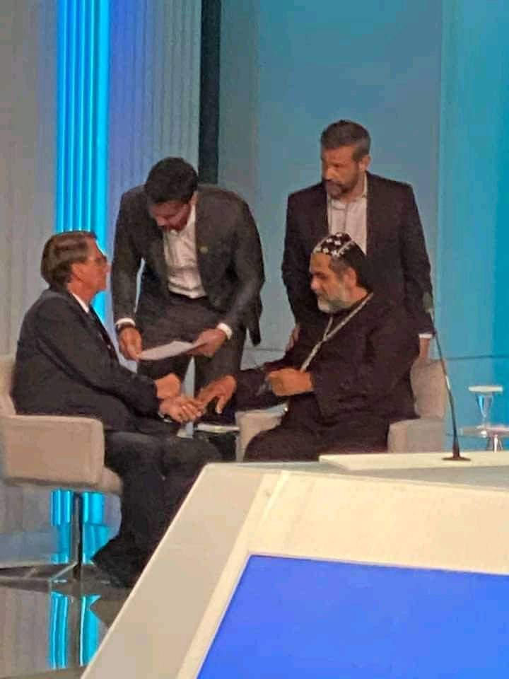 PersyJhully's tweet photo. Soraya: nao tem medo de ir pro inferno?
O padrão conversando com o diabo;
#Eleicoes2022 #luladay #LulaNo1ºTurno #ForaBolsonaroVagabundo #padrefake #PadreDeFestaJunina https://t.co/cbG9K71Ohh