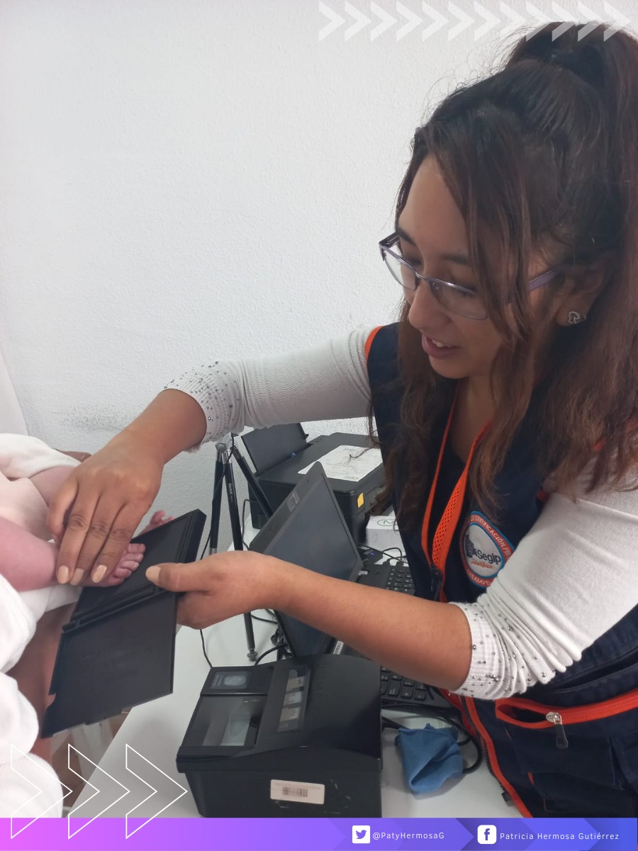 PatyHermosaG's tweet photo. 1/2 #BrigadaConsular
Trabajamos día a día en beneficio de cada boliviana y boliviano que se encuentra tanto dentro como fuera de Bolivia.
Nuestra #BrigadaConsular se encuentra emitiendo cédulas de identidad a nuestros compatriotas que residen en Sevilla-España. https://t.co/reQbrWqvnn