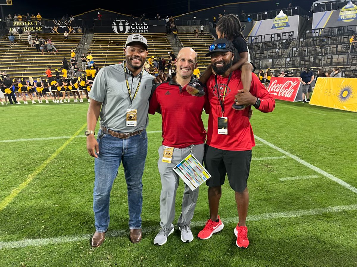 Gachette7's tweet photo. Came in together same visit weekend (2004).
Some things will never change #Bullbrothers https://t.co/6AnmBJiiI5