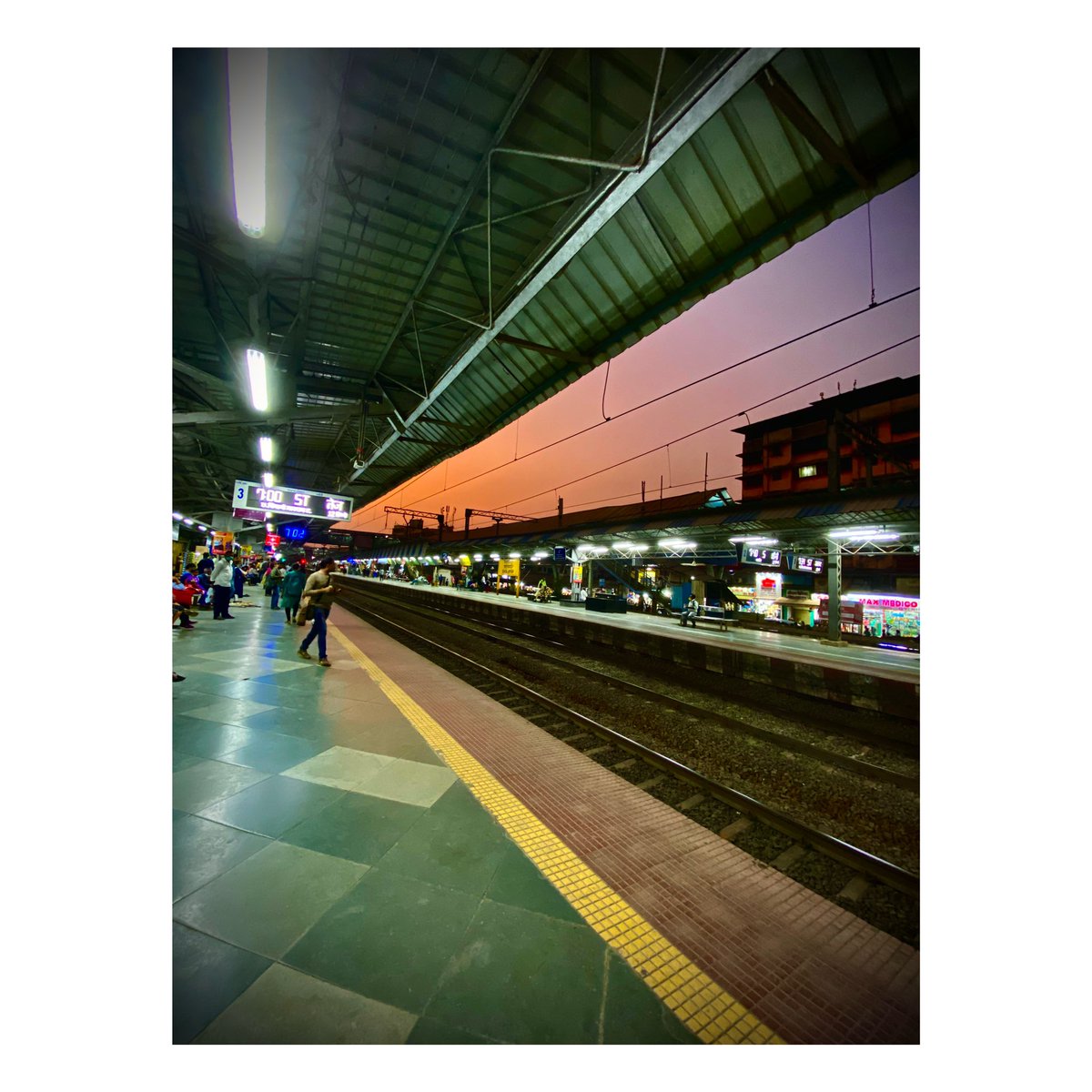 Rohan666's tweet photo. @McCurryStudios 2022. Catching sunset at a railway station in Mumbai, India https://t.co/Nk6hoMn4uu