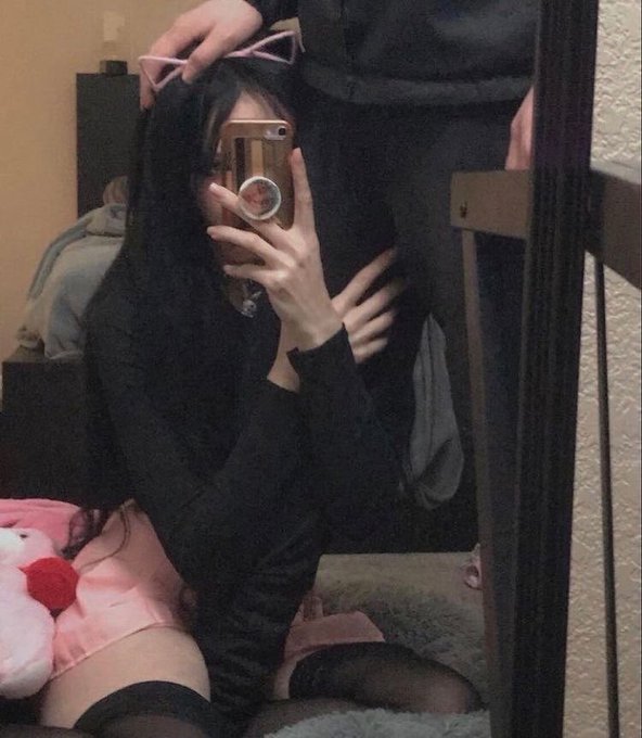 waifupeanut2's tweet photo. Cat girls>>> https://t.co/kUZQ0QBmfK