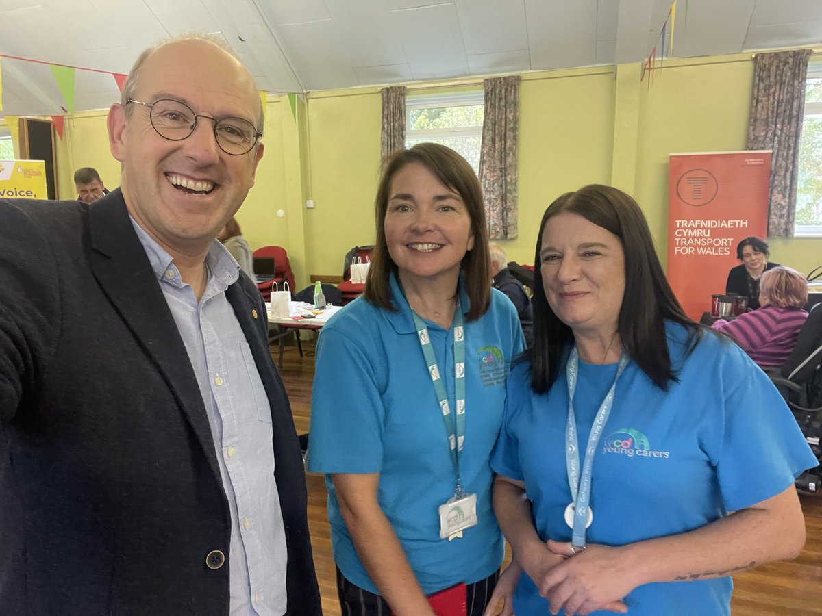 LlyrGruffydd's tweet photo. Braint cael bod yng nghwmni trigolion cartref @LCCymru yn #Dolywern heddiw i ddathlu eu gwaith o dan y cynllun Fy Llais Fy Newis. Da gweld cyfelion @WcdYoung hefyd! https://t.co/FlaJnA4985