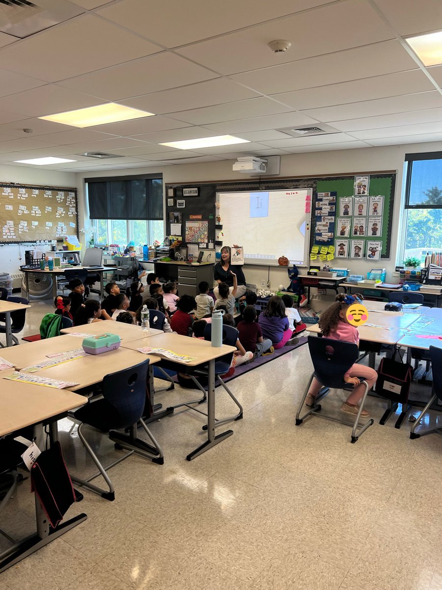 StadleyRough's tweet photo. Mrs. Schechter's #STRfirstgrade students were reviewing the Ii sound by listening to a story about the letter! #STRreads #STRlearns https://t.co/EldzyfW1i7