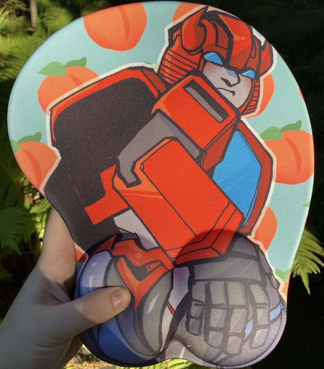9arco95's tweet photo. CLIFFJUMPER BOOTY MOUSEPADS WILL INDEED BE AT #TFCON CHICAGO! https://t.co/rJjPCBYrDt