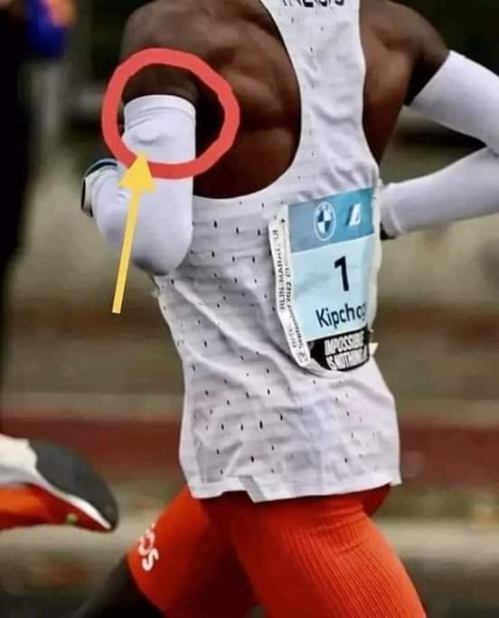 LuchoRunner's tweet photo. El sensor biológico de glucosa que utiliza Kipchoge para competir (y entrenar a veces).

Diseñado por Abbott Science para monitorear en vivo sus niveles de glucosa durante la carrera.

En base a esto se lo hidrata con tal o cual bebida y sus respectivas cargas de nutrientes. https://t.co/mHwHEbftbt