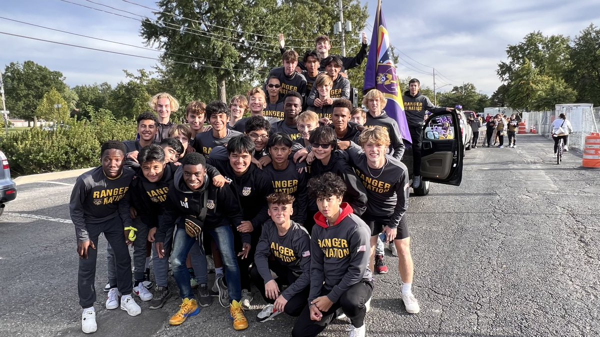 A great celebration of Lakewood in the Spirit Parade and the team is ready to cheer on 🏈 to a Homecoming victory! 
Go Rangers! ⚽️ #RangerNation