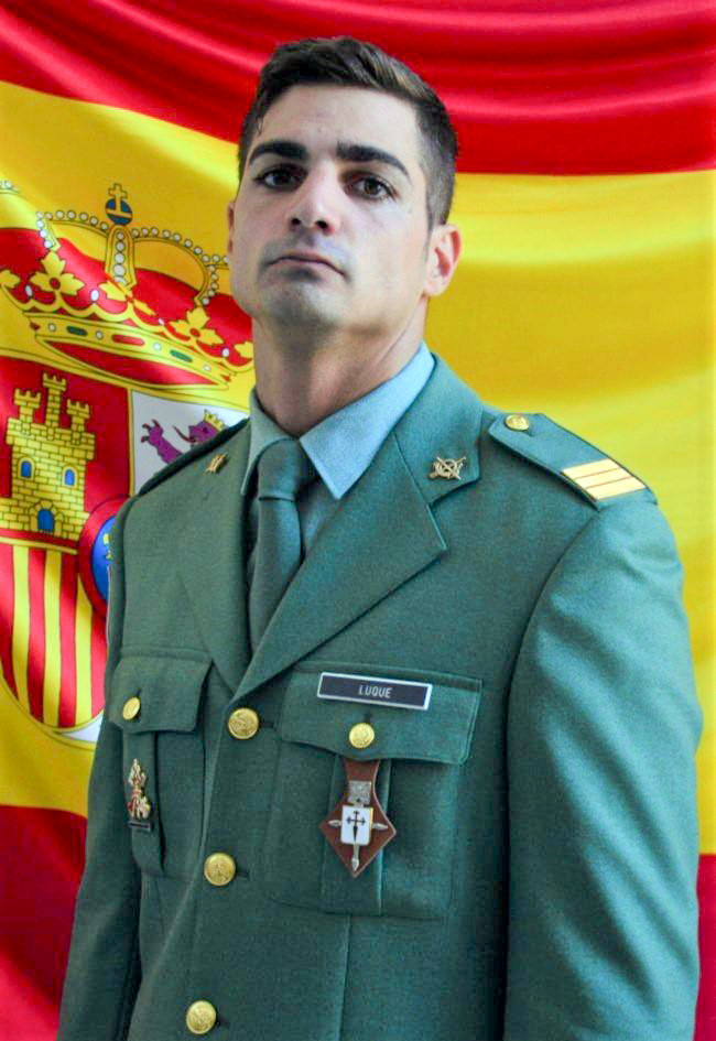 EjercitoTierra's tweet photo. Tenemos el sentimiento de informar del fallecimiento en #Almería del Sargento Julio Luque Virues destinado en la Bri."Rey Alfonso XIII" #LaLegión, en accidente durante un ex. preparación para la misión A/I #Irak.
Todo nuestro apoyo a familia y compañeros en este duro momento DEP https://t.co/h1HGQ0Kd6A