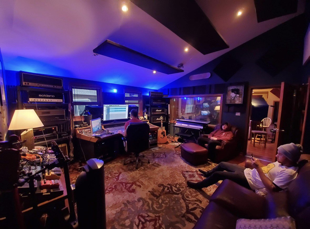glorydays_il's tweet photo. Anyone remember when we recorded some songs at @alwaysbegenius back in 2019? 🤔

#youbetter #because #somethingshappening #recordingstudio #crownpointindiana #islovely #but #indiana #smells #weloveseth #sethfanpage #ebow https://t.co/BLTvmPmFpt