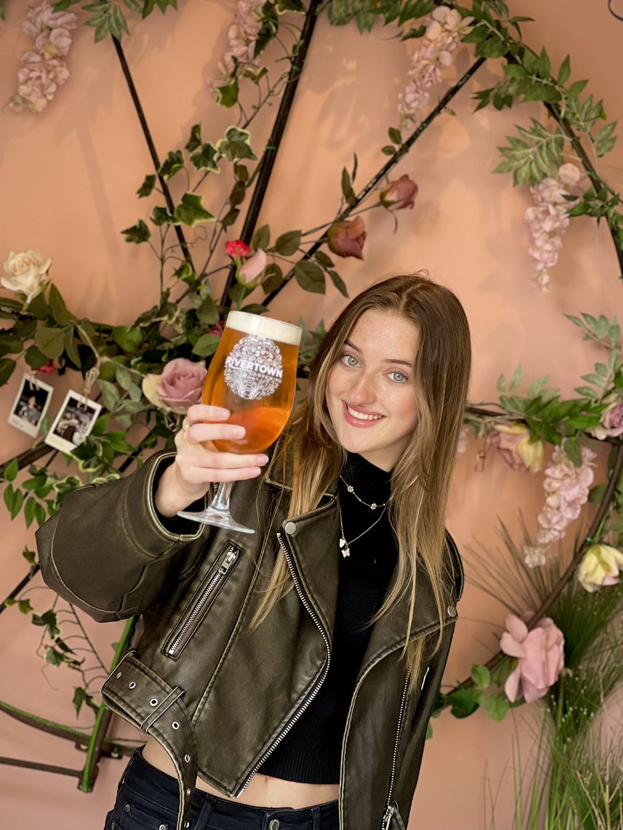 PAY DAY!! 🤑🍻 

Get to know Rivertown this pay day weekend.. Erin’s got hers sorted at @thecambridgetap 🍻 
.
.
#rivertown #pilsner #beer #friday #payday #weekend #lke #follow