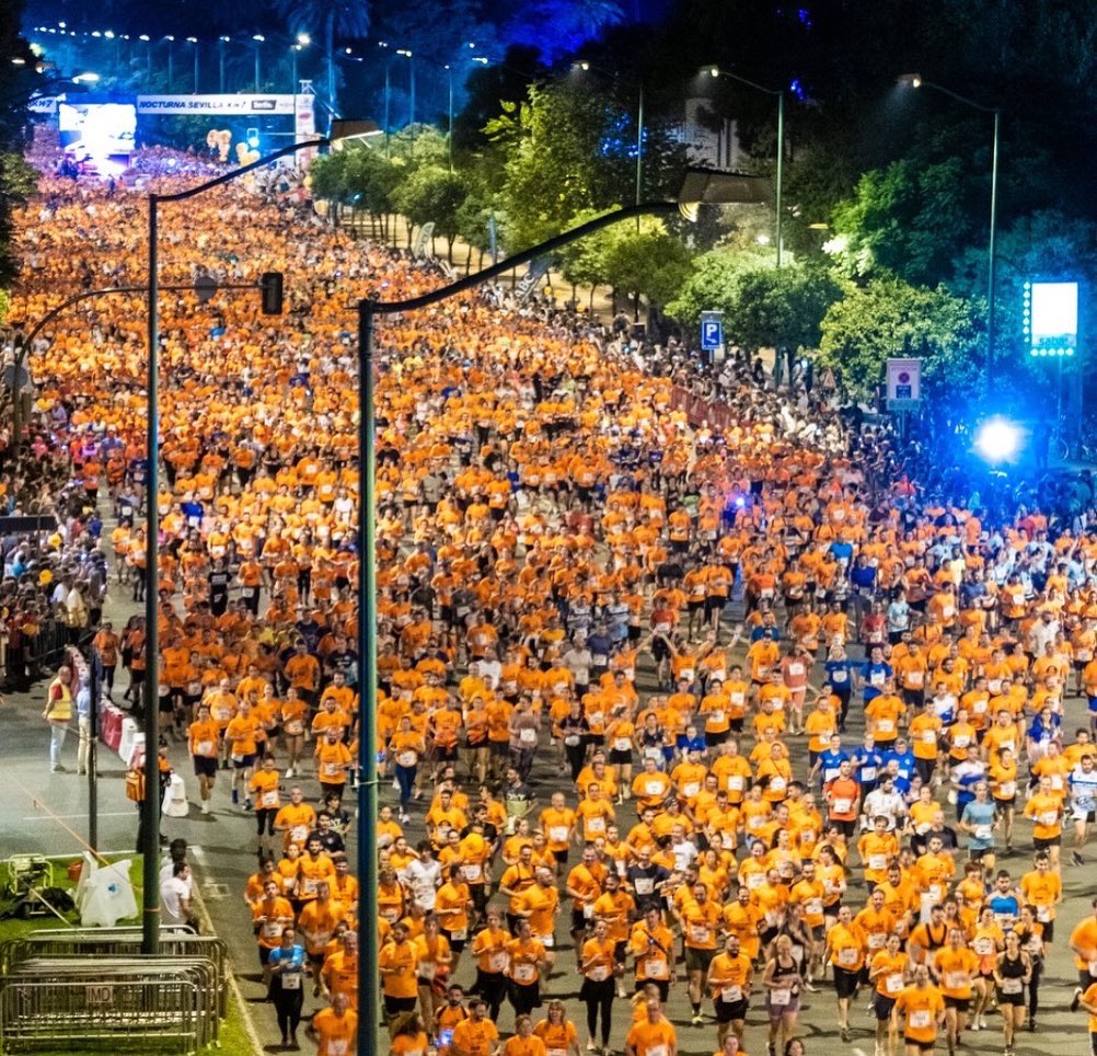antoniomunozsev's tweet photo. ¡Objetivo conseguido! 8,5km de #NocturnaSevilla22KH7 disfrutando del ambiente espectacular que caracteriza a esta gran carrera de #Sevilla y  compartiendo la euforia con los 21.000 participantes que hemos alcanzado en esta edición. ¡Enhorabuena a tod@s!👏👏🧡🙌 #SevillaesDeporte https://t.co/k6LzL9HCMc