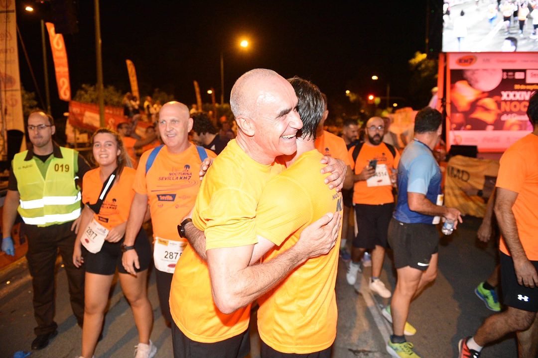 antoniomunozsev's tweet photo. ¡Objetivo conseguido! 8,5km de #NocturnaSevilla22KH7 disfrutando del ambiente espectacular que caracteriza a esta gran carrera de #Sevilla y  compartiendo la euforia con los 21.000 participantes que hemos alcanzado en esta edición. ¡Enhorabuena a tod@s!👏👏🧡🙌 #SevillaesDeporte https://t.co/k6LzL9HCMc
