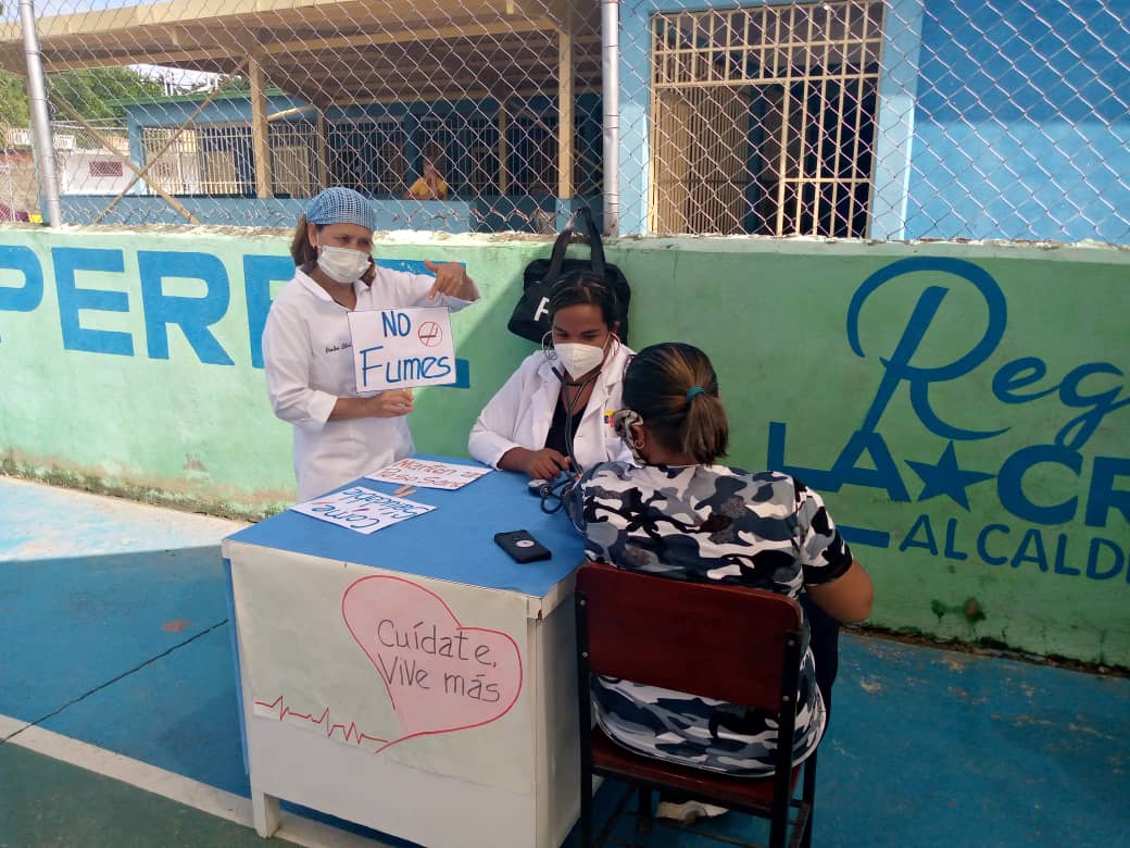 asic_santa's tweet photo. #30sep cerrando la semana del corazón con pesquisa de hipertensión arterial @NicolasMaduro @MagaGutierrezV
@Soykarinacarpio
@DraShirleySalud
@MorPetit
#cuidatu❤️
#YoSoyAragua
#AsicSantaAna💛💙❤️ https://t.co/m6bx4vIzgS