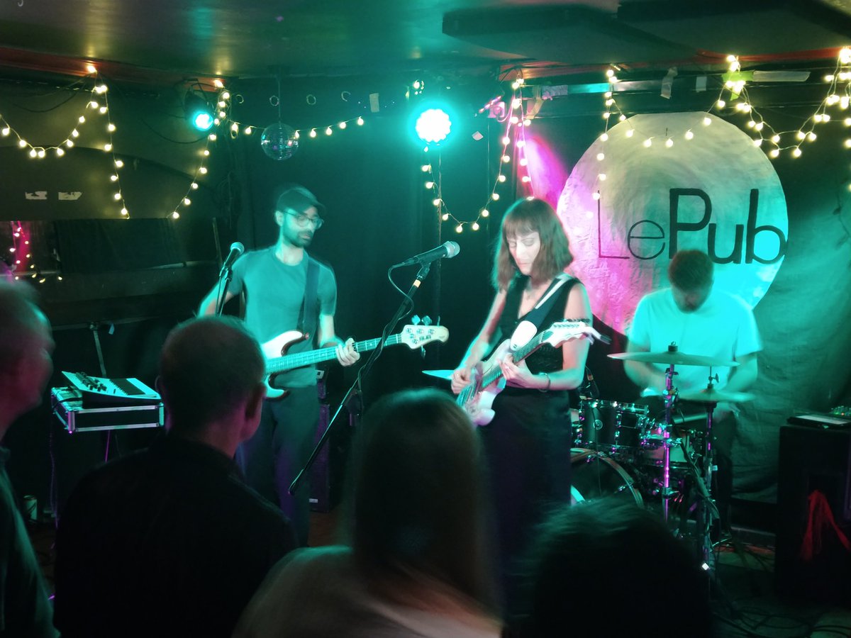 Kisbyism's tweet photo. Hey algorithms, take a good look at this rubbish photo of a great band #Bryde #LePub https://t.co/SL4HweYGCQ