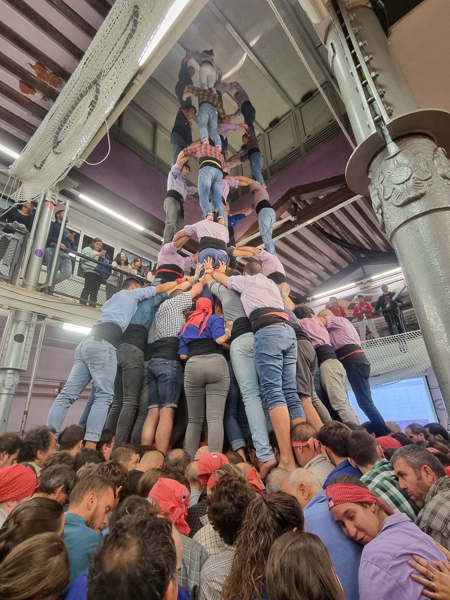 DavFolch's tweet photo. Vinga @JoveDeTarragona. 5d9f fins a sisens. 
#castellers #castells #ConcursTGN22 #araJove https://t.co/L2jsm5k5qE