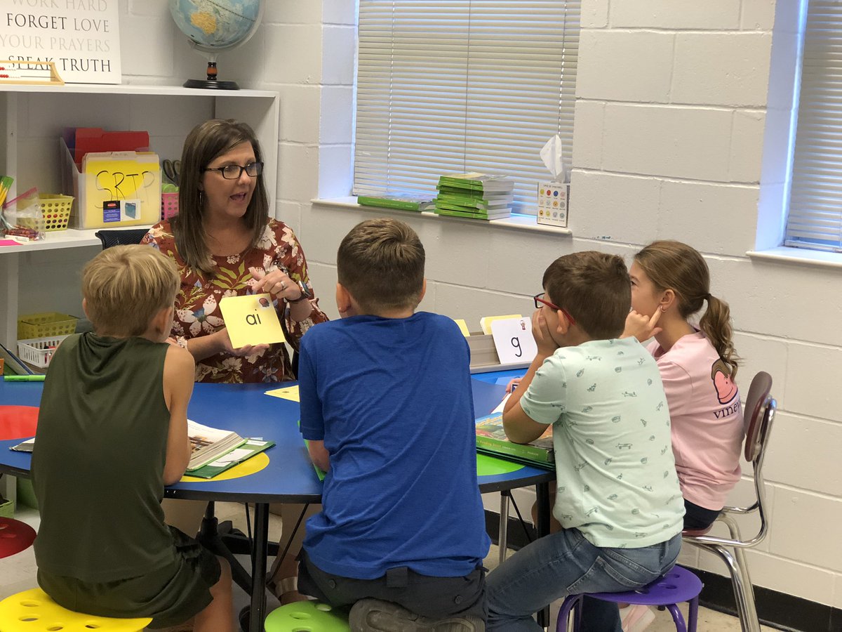 jodie_lawley's tweet photo. Literacy walks at Thorsby High School proved best practices grounded in the science of reading set our students up for reading success. 📚📖🤍❤️🖤@careyl322 @krutledgeb @Alabama_Reading @HarCorClem @THSRebelsSchool https://t.co/fHXhNWqzxE