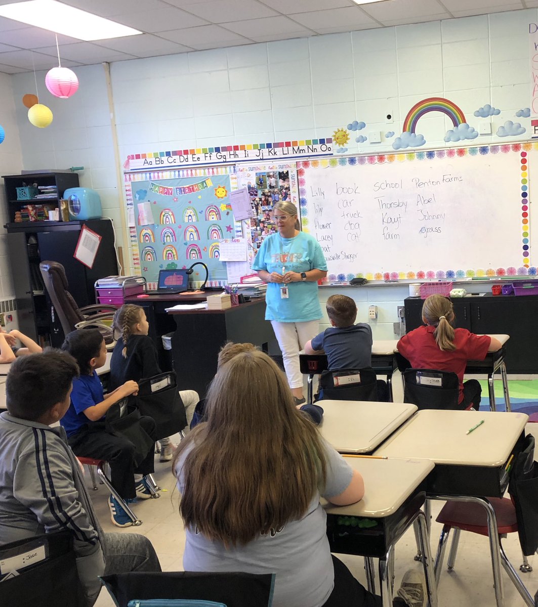 jodie_lawley's tweet photo. Literacy walks at Thorsby High School proved best practices grounded in the science of reading set our students up for reading success. 📚📖🤍❤️🖤@careyl322 @krutledgeb @Alabama_Reading @HarCorClem @THSRebelsSchool https://t.co/fHXhNWqzxE