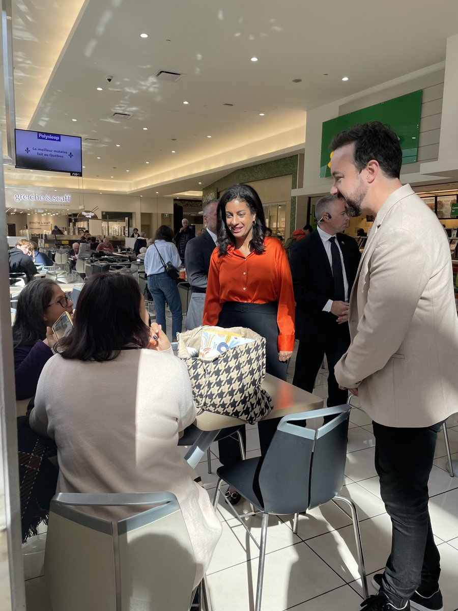 matgrat's tweet photo. Quelle belle journée avec @DomAnglade  à discuter avec les citoyens de Laporte. Au @LiberalQuebec on rassemble et on respecte les droits et libertés de TOUS les Québécois. #polqc2022 #polqc https://t.co/eRjx3AYOd4